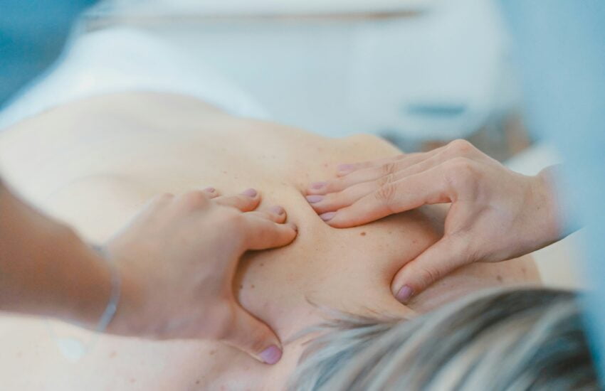 Titelbild zur Blogparade für Praxen und Onlinepraxen. Auf dem Bild sieht man eine Person die eine Nackenmassage erhält